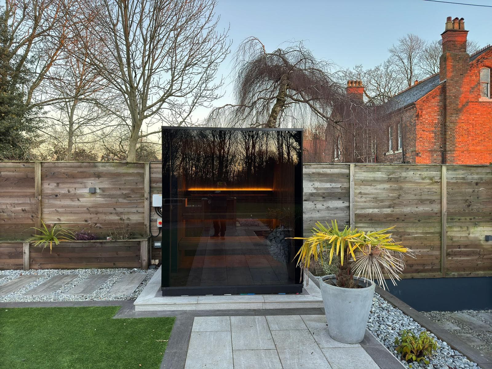 High-end backyard sauna with panoramic glass wall – Wood Architects